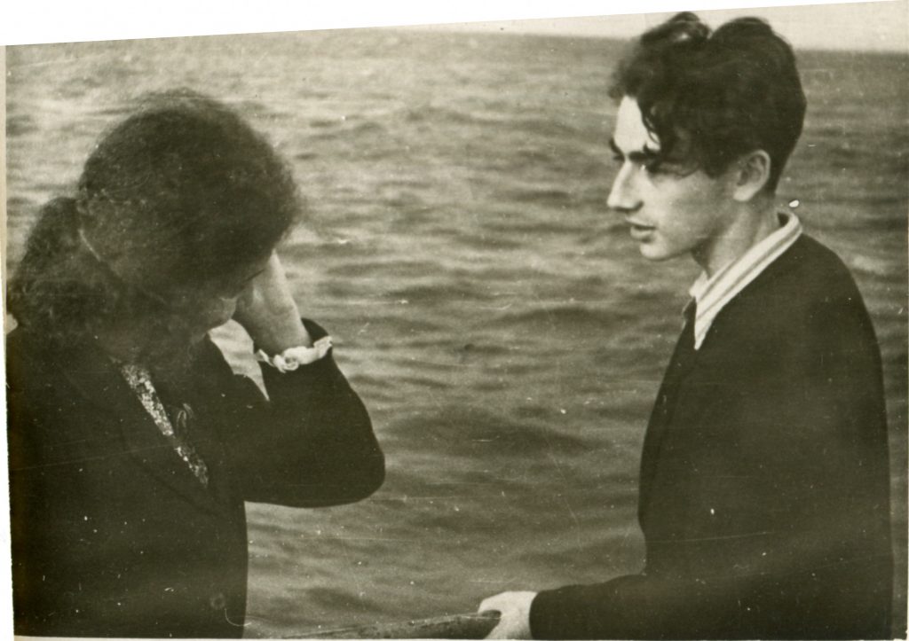 Александр Городницкий с Владой Романовской на Финском заливе, 1951 год
