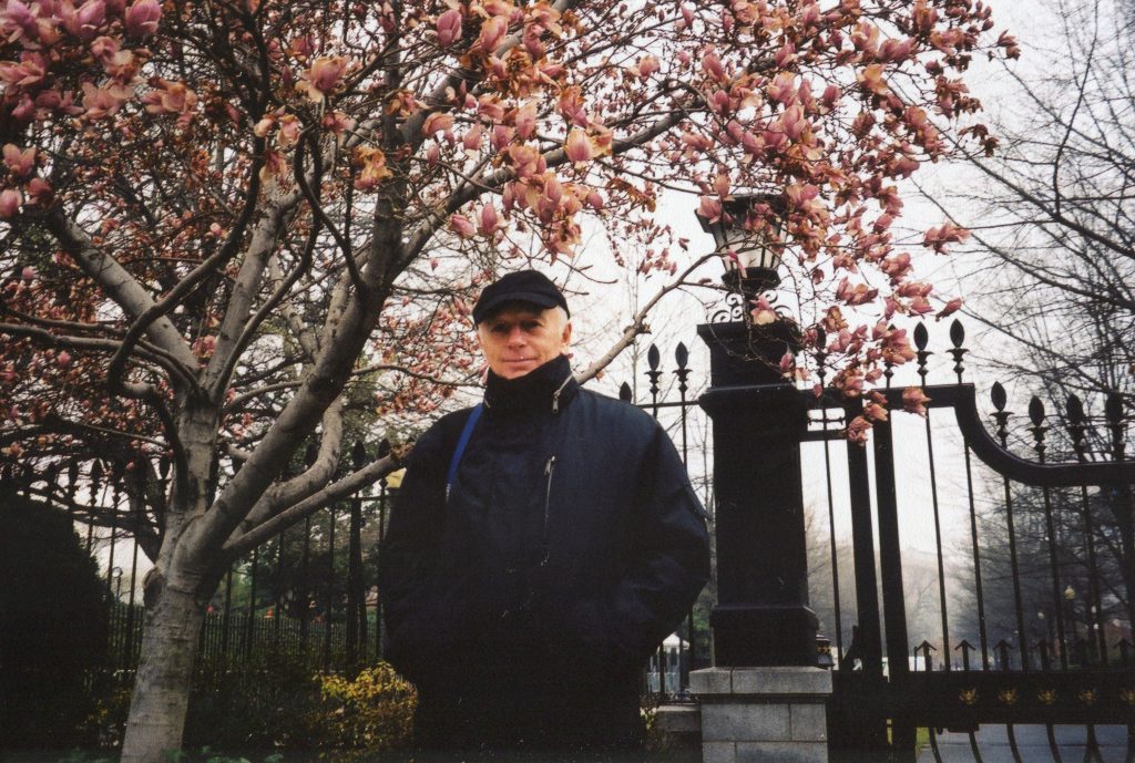 У решетки Белого дома, Вашингтон, 2002 год