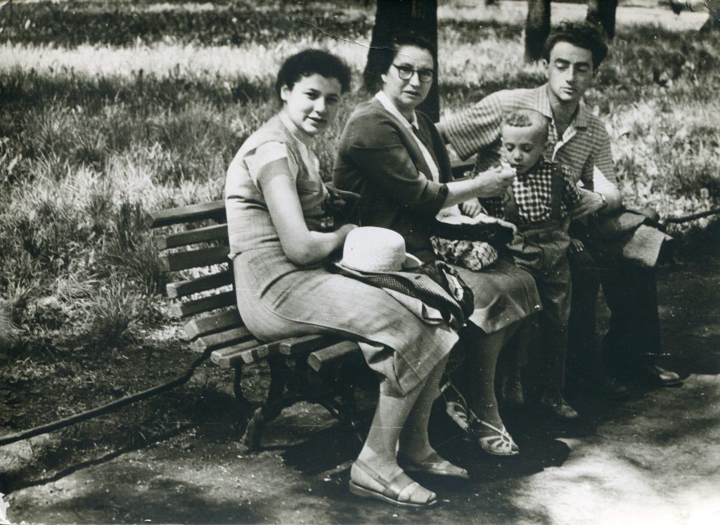 С мамой, женой и сыном, Ленинград, 1959 год