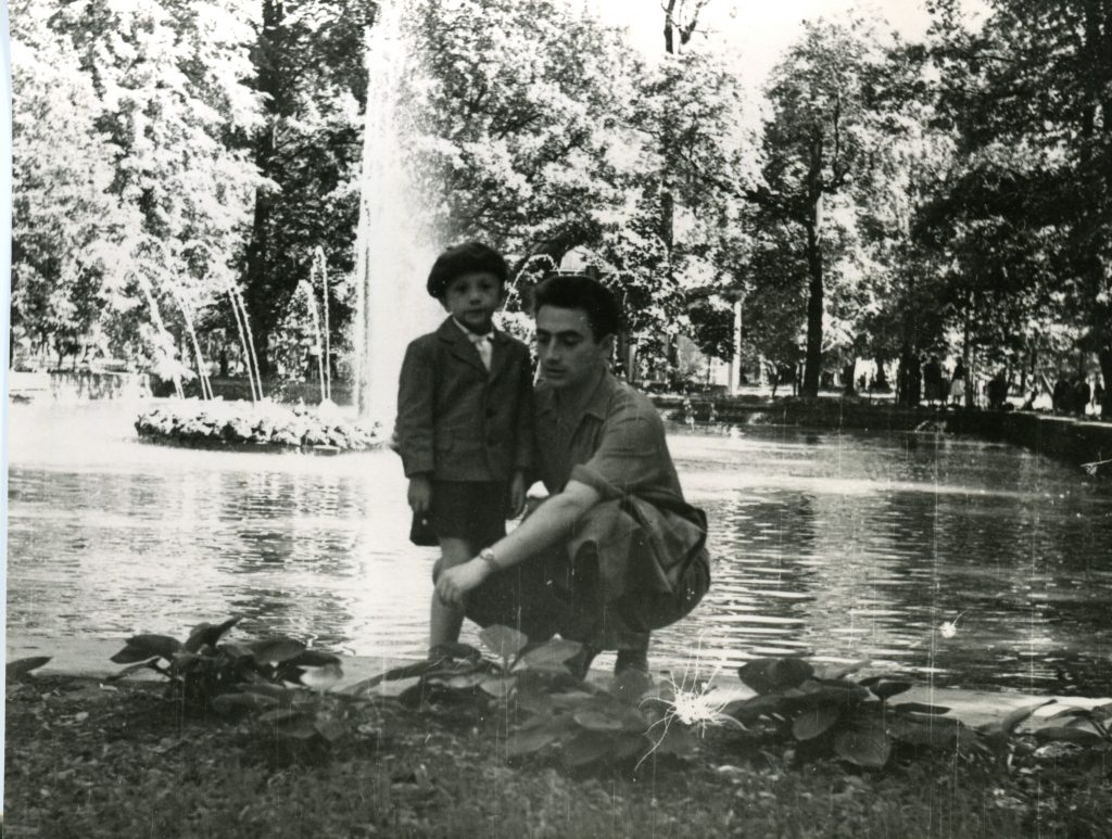 Александр Городницкий с сыном Володей в Петергофе, 1959 год