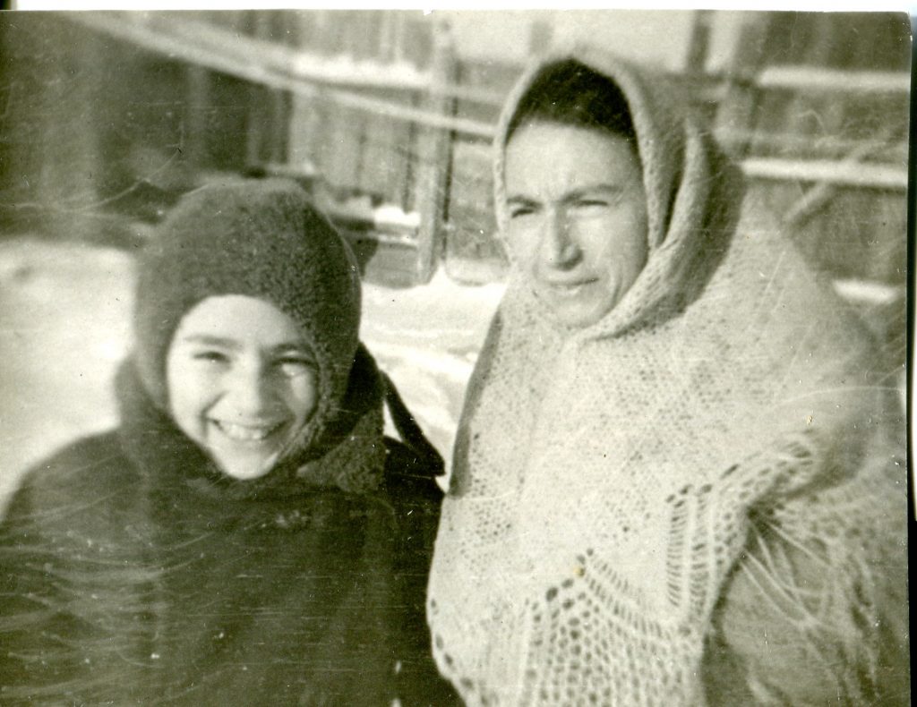 С мамой. Омск, 1943 год