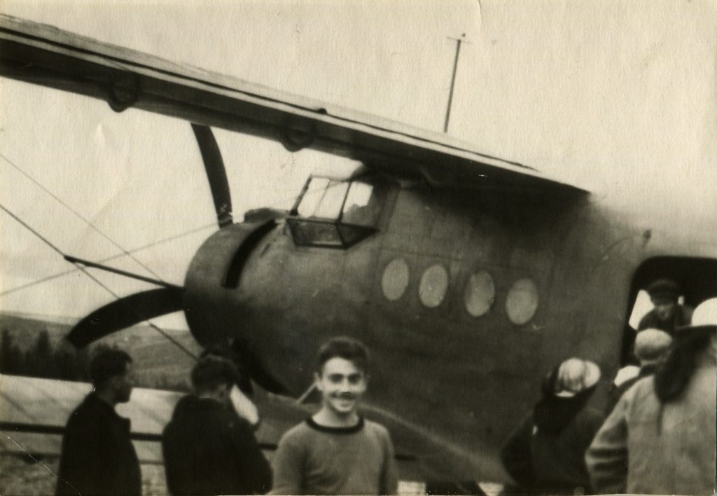 Александр Городницкий у самолета на реке Горбиачин, 1957 год