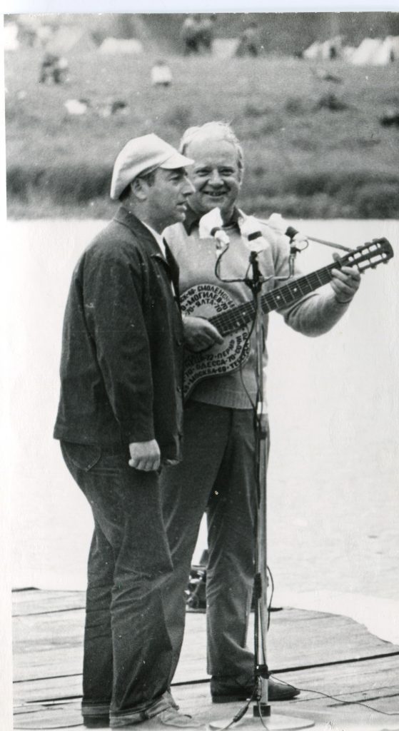 Александр Городницкий и Юрий Визбор на Грушинском фестивале, 1976 год