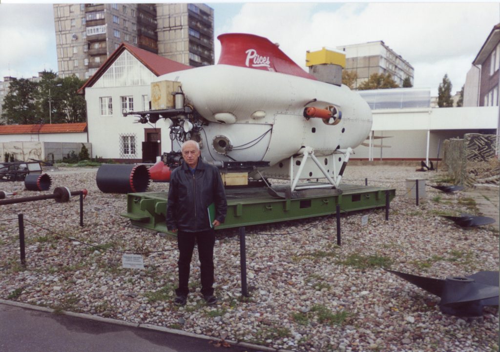 У глубоководного обитаемого аппарата «Пайсис», Калининград, 2001 год