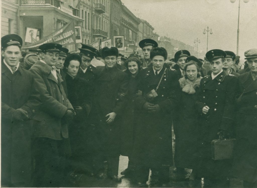 Александр Городницкий на демонстрации, Ленинград, 1954 год