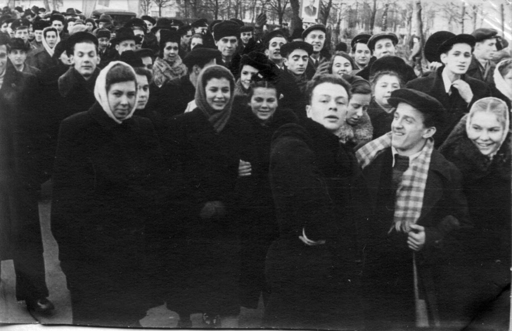 На демонстрации, Ленинград, первый курс ЛГИ