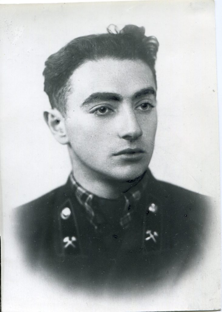 Александр Городницкий на выпускной фотографии геофизического факультета ЛГИ, 1957 год