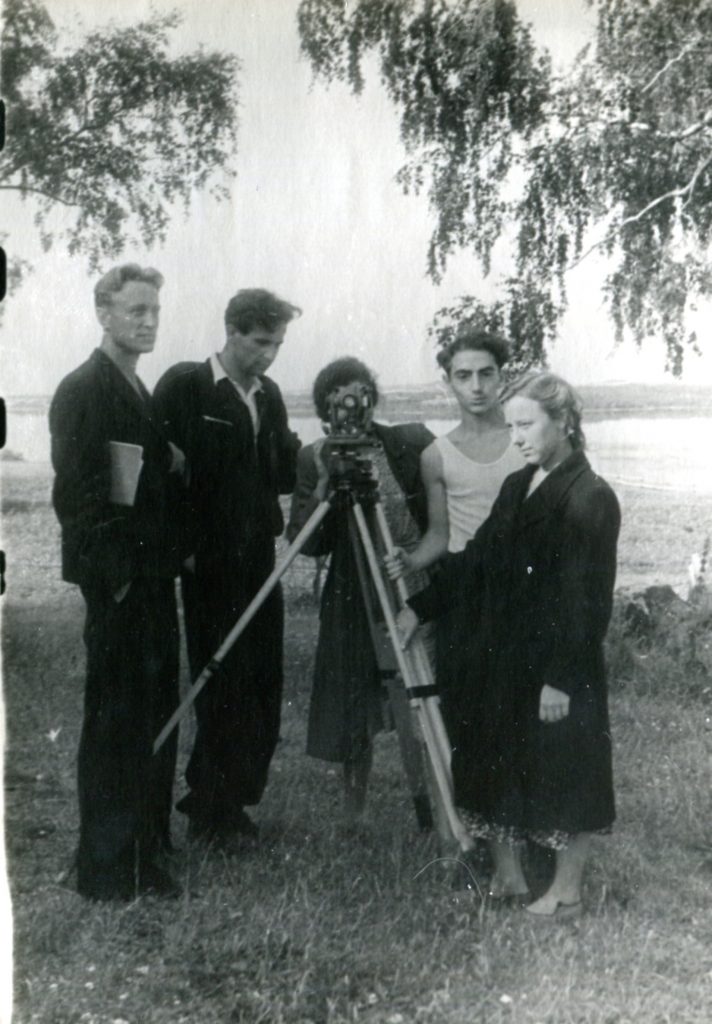 Александр Городницкий на геодезической практике в Вышгороде, 1952 год
