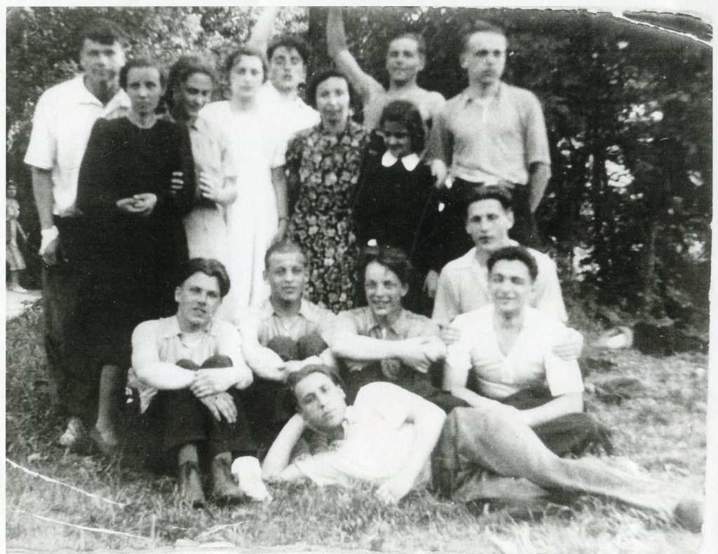 На экскурсии в Царском Селе с одноклассниками, 1951 год
