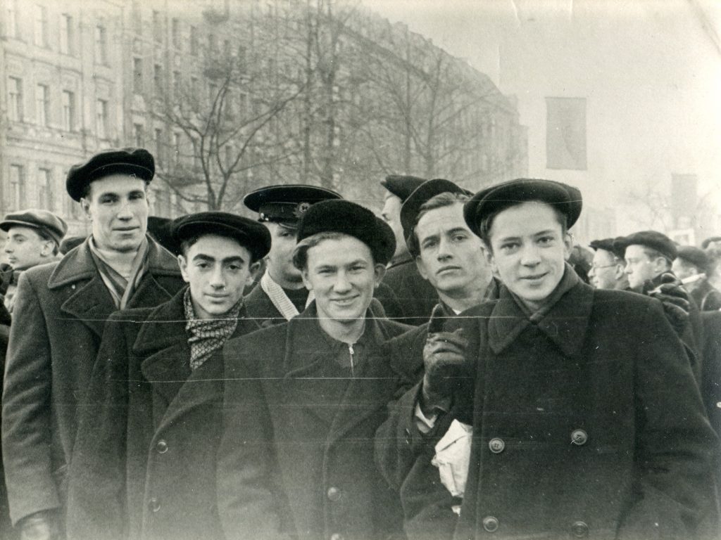 Александр Городницкий на демонстрации, Ленинград, 1952 год