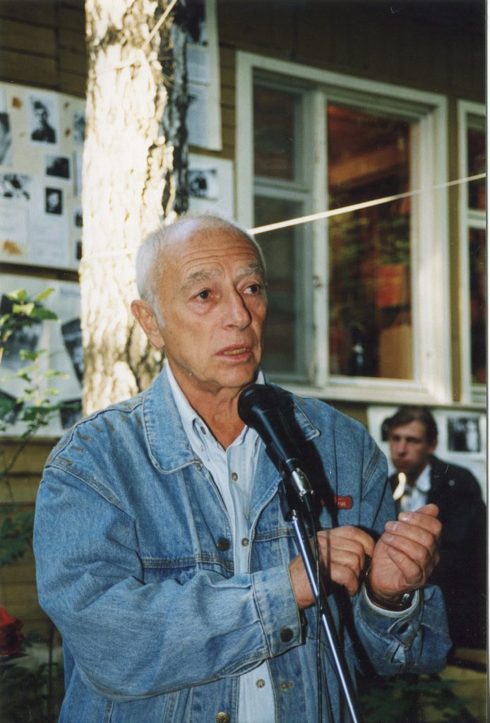 Александр Городницкий в музее Булата Окуджавы, Переделкино, 09.05.1999