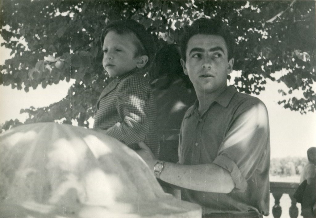 Александр Городницкий с Володей в Петергофе, 1959 год
